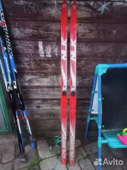 Беговые лыжи красные