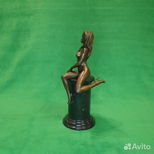 Скульптура бронзовая Обнаженная на тумбе поза 2
