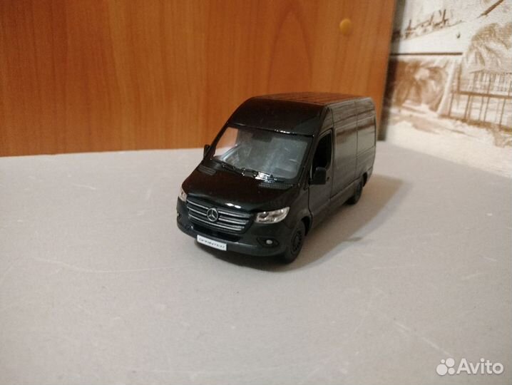 1/48 Mercedes Sprinter