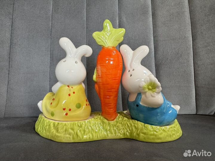 Солонка и перечница; фарфор