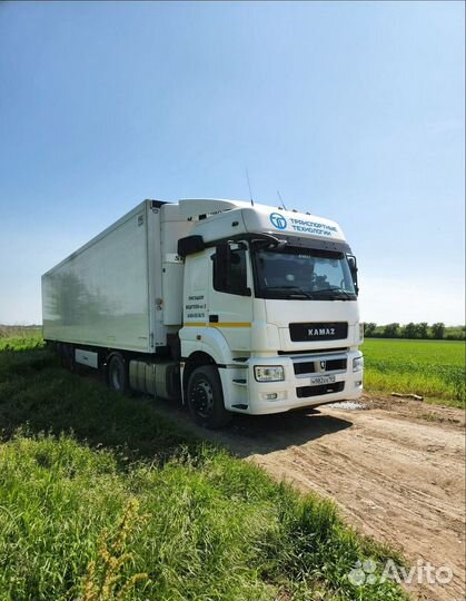 Водитель на седельном тягаче