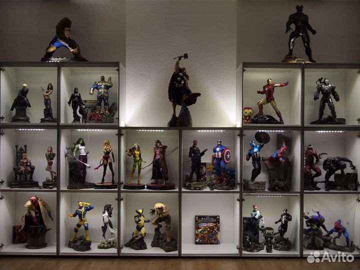 Огромная коллекция настольных фигурок из игр