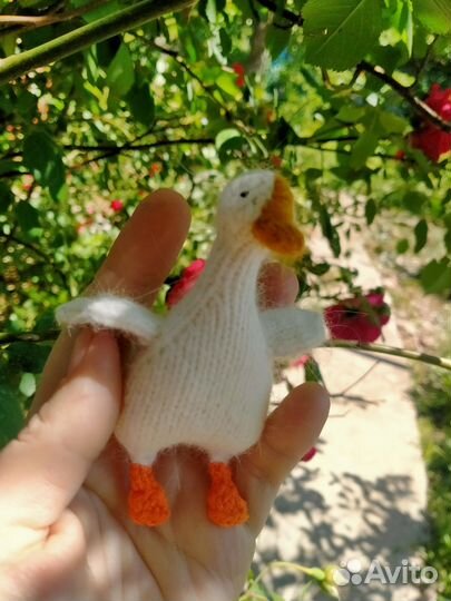 Гусь обнимусь вязаный игрушка