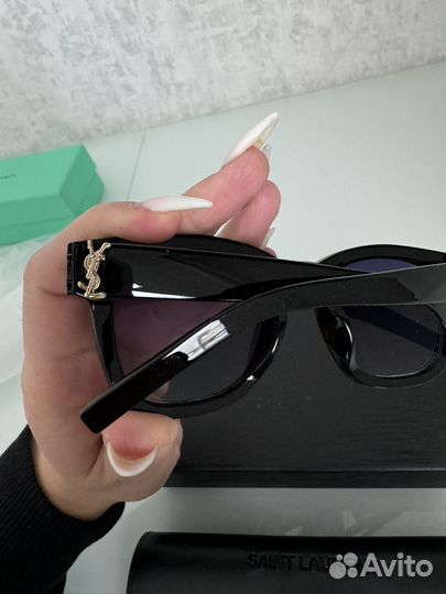 Солнцезащитные очки Yves Saint Laurent