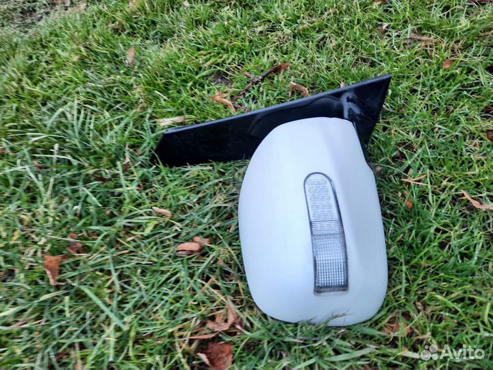 Зеркало правое на toyota alphard с поворот