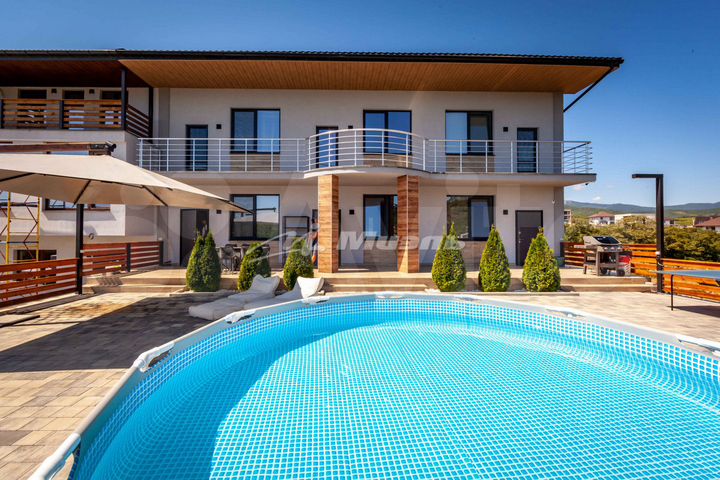 Дом 213 м² на участке 3 сот.