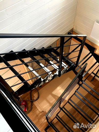 Лестница прямая на металлокаркасе