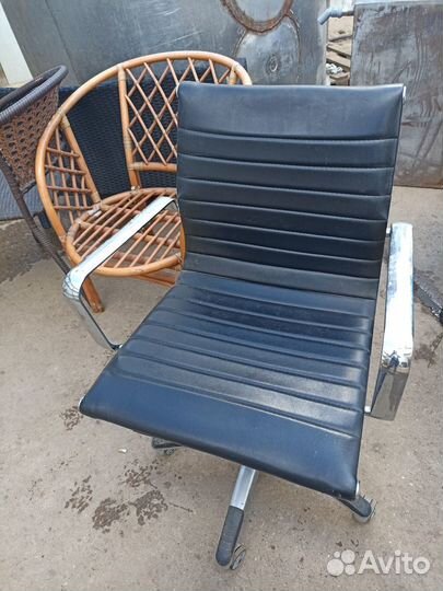 Кресло офисное чёрное экокожа 56/50/88