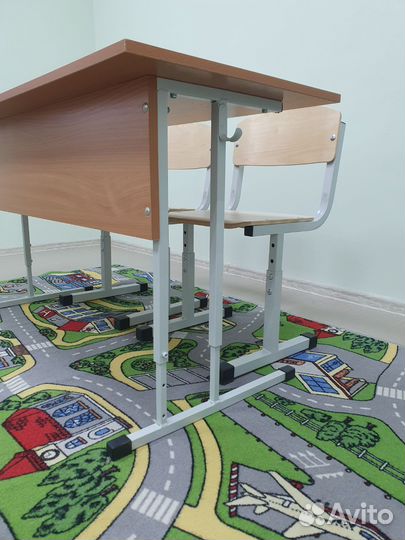 Школьная парта и стул