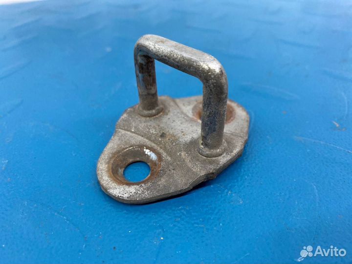 Б/У ответная часть замка двери задний левый Toyota