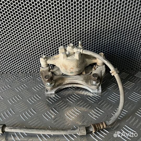 Суппорт тормозной передний правый Mitsubishi Outla