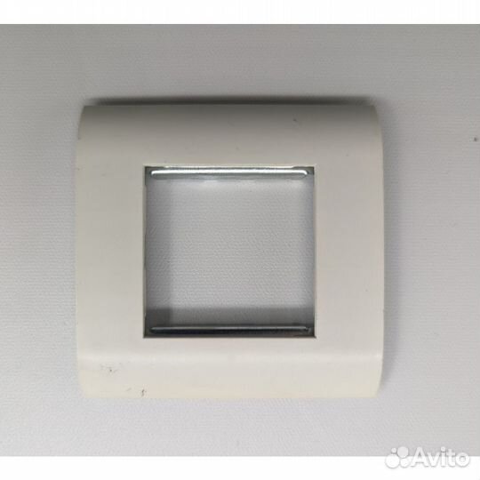 Рамка для внутренней розетки, металлические скобки