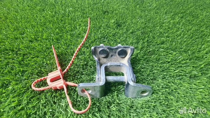 Петля двери верхняя задняя левая Mitsubishi Pajero