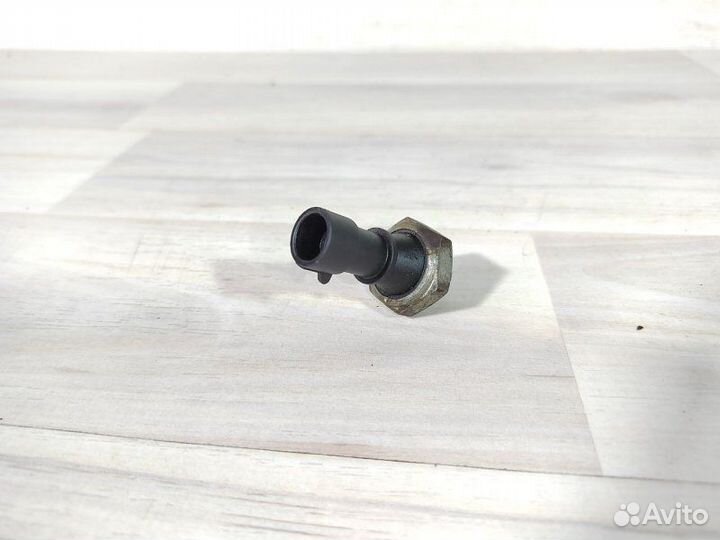 Датчик давления масла Opel Astra J A16XER 2010