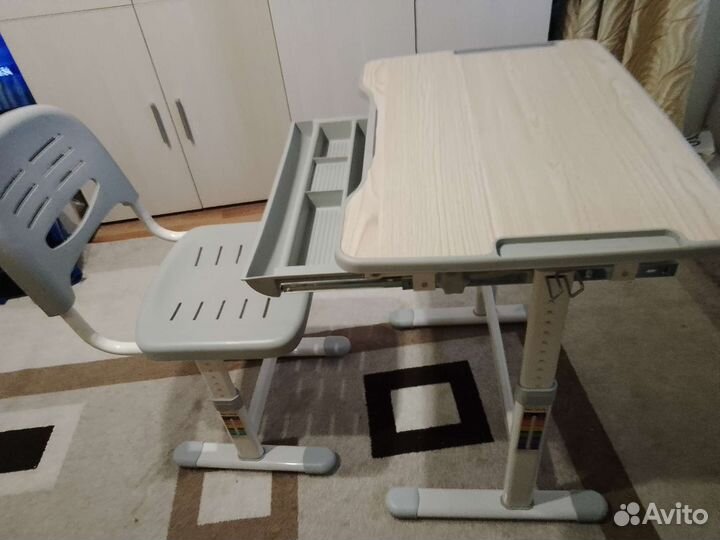 Школьная парта и стул