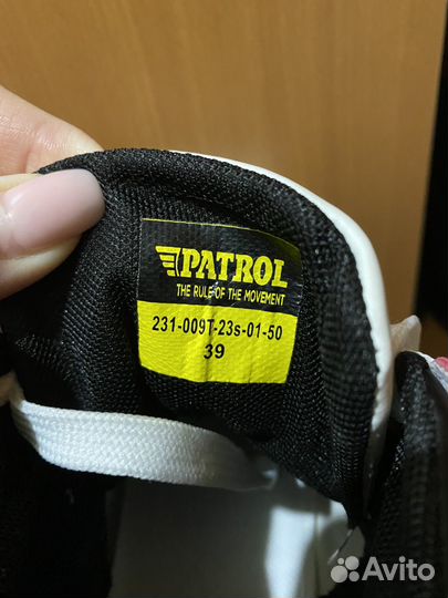 Кроссовки женские