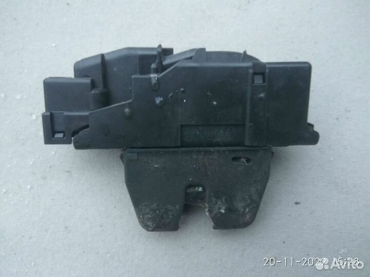 Замок двери багажника Пежо 308 2009 год