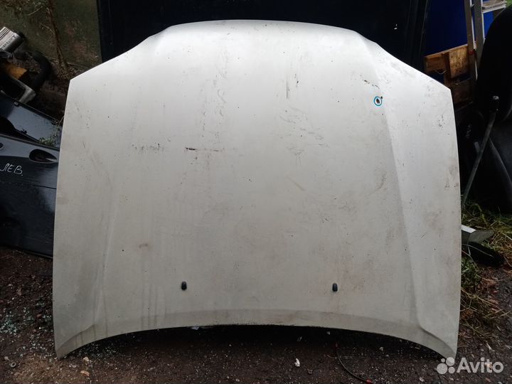 Капот на Тойота Авенсис 2001 год