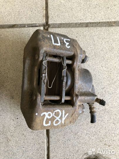 Суппорт тормозной задний Mitsubishi Montero Sport