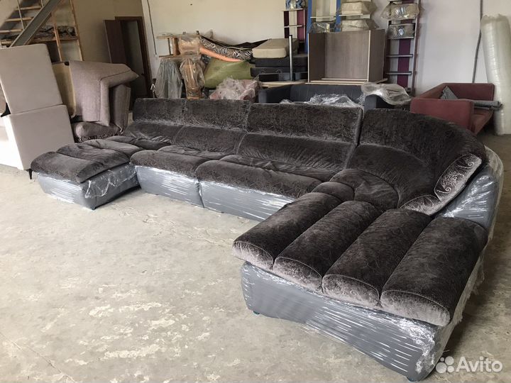 Угловой кожаный диван