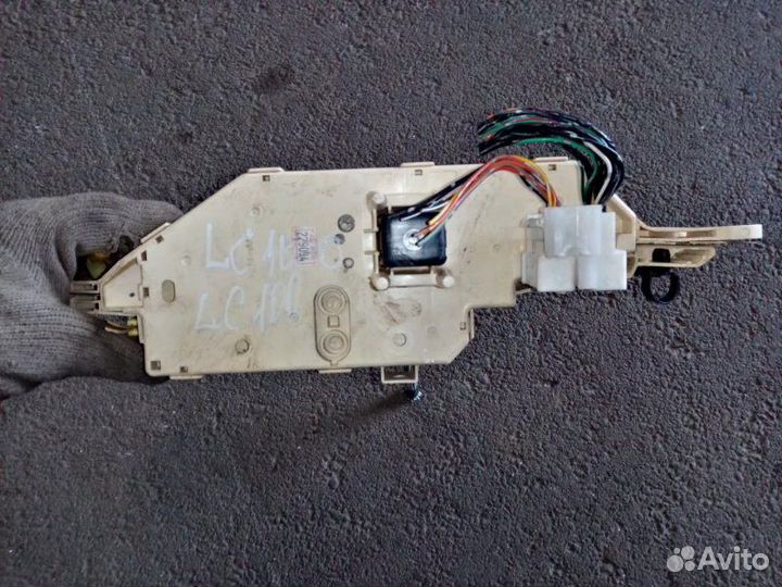 Блок предохранителей Toyota Land Cruiser 100 4.7