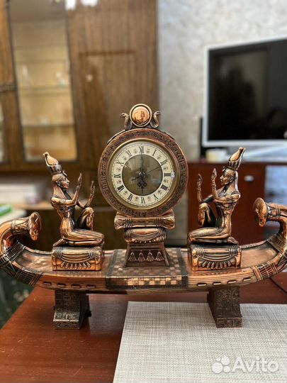 Часы и лампа