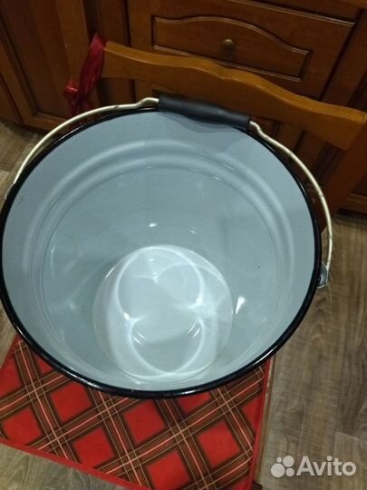 Эмалированное ведро с крышкой