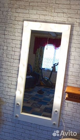 Настеное зеркало