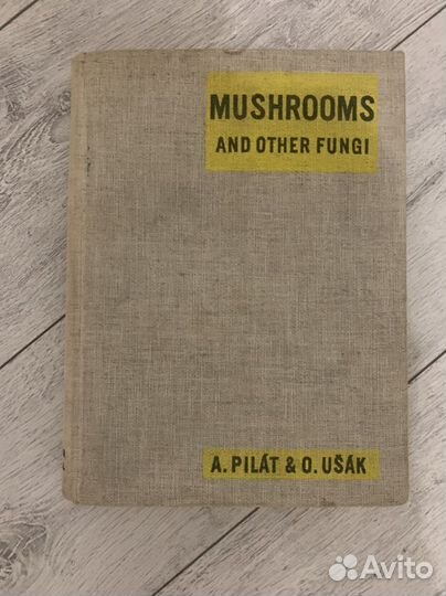Книга на английском про грибы 1962 г