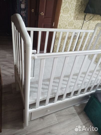 Детская кроватка с маятником и ящиком