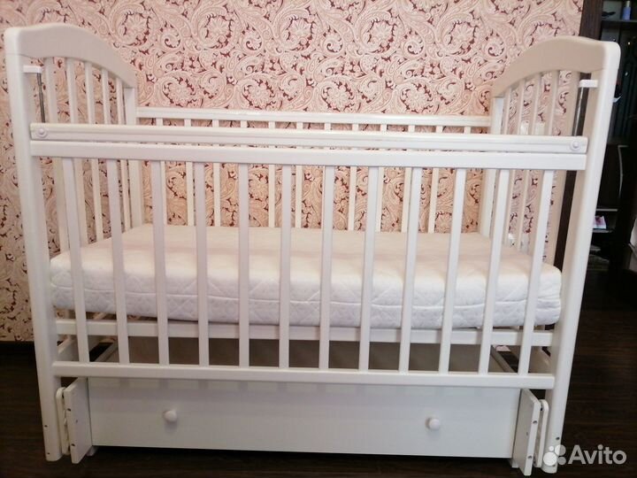 Детская кроватка с ящиком и матрасом