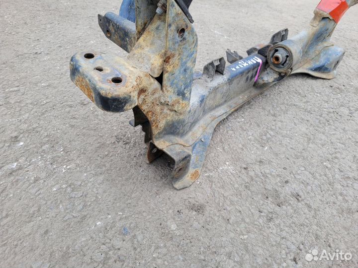 Подрамник передний на Pajero Io прав. руль