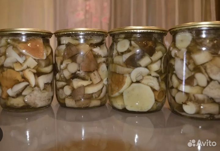 Кура бройлерная, грибы маринованные и соленые