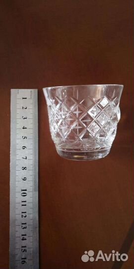 Хрустальный кружки с хрустальным блюдом