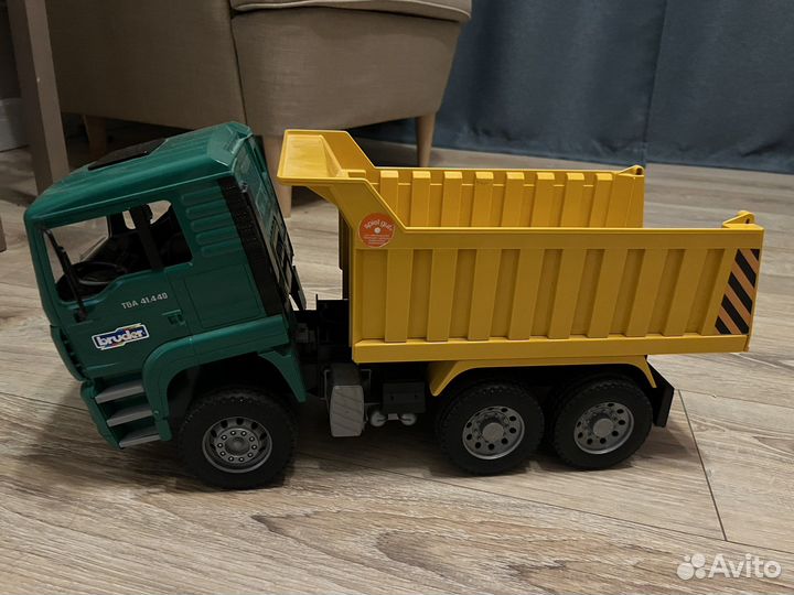 Самосвал Bruder MAN