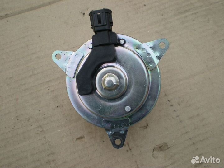 Моторчик вентилятора двигателя Nissan Infiniti