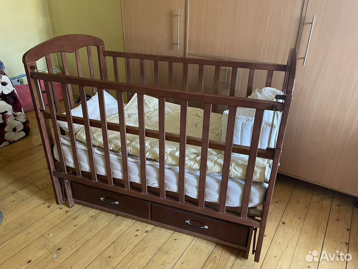 Детская кроватка с маятником и ящиком