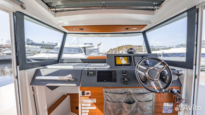 Моторная яхта Axopar 37 AC