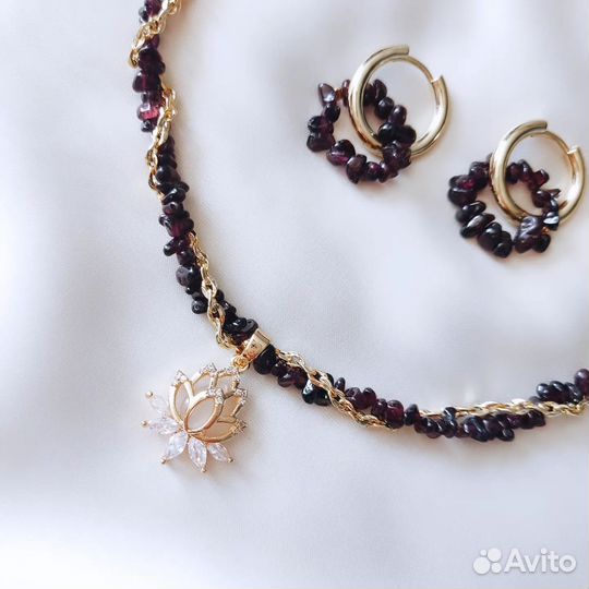 Чокер из граната Лотос