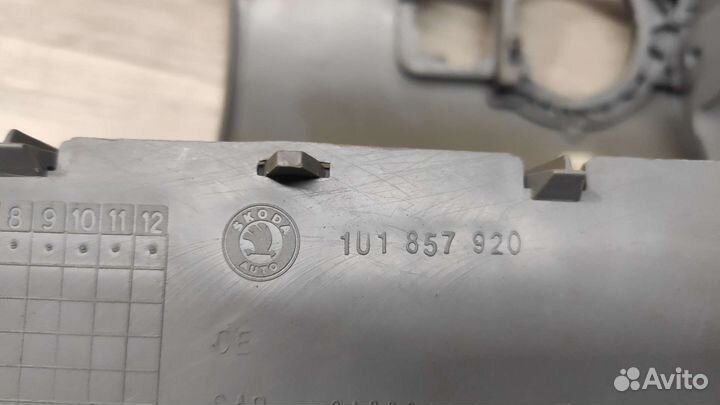 1U1857920 Бардачок Skoda Octavia