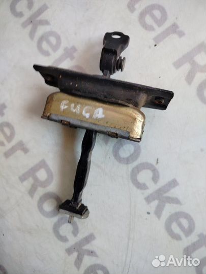 Ограничитель двери передний левый Nissan Fuga 2006