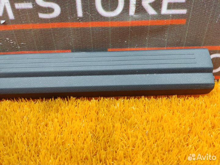 Накладка на порог салона передняя правая