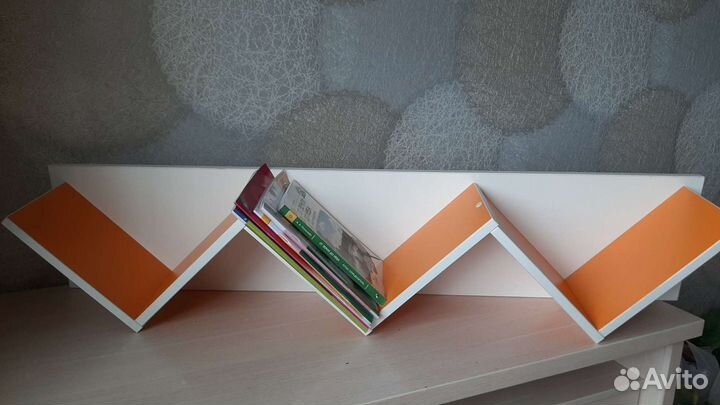 Полка настенная для книг