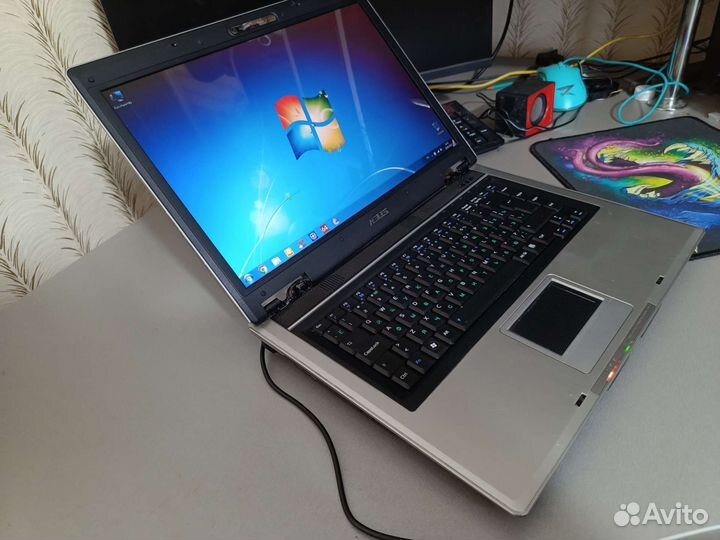 Asus: 15,5, AMD Thurion x2, Nvidia, 3gb, ssd