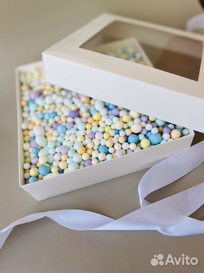 Подарочная коробка с наполнителем шарики