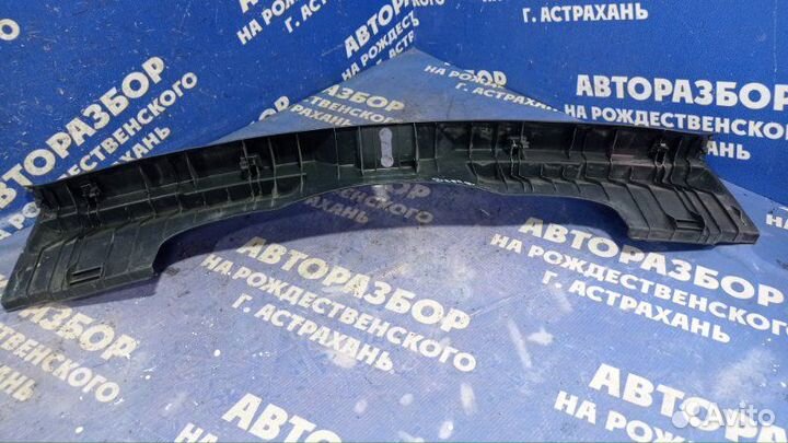 Накладка замка багажника Toyota Verso минивен