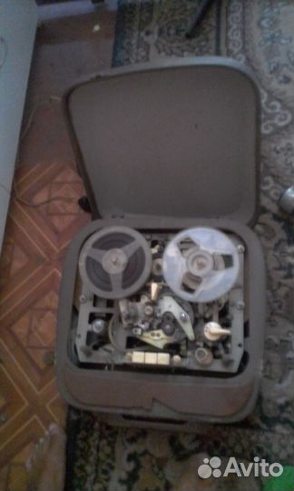 Магнитофон 60-х годов ламповый