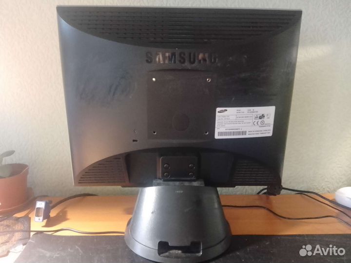 15 Монитор Samsung SyncMaster 152V,1024x768,75 Гц
