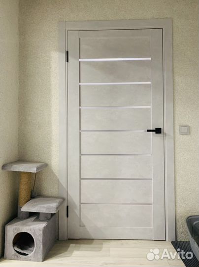 Белые двери со стеклом склад