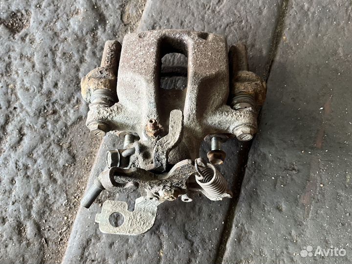 Суппорт задний правый на Toyota Auris E18